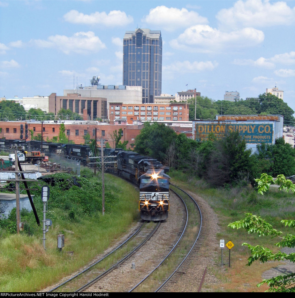 NS 9713 leads a train around the curve at Boylan